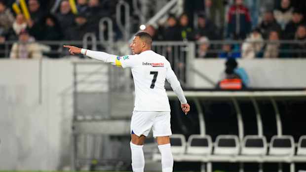Kylian Mbappé señala